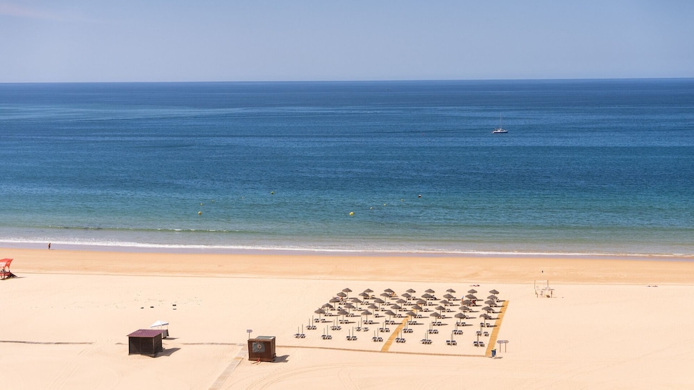 Hotel Algarve Casino — Beach in Portimão, Faro