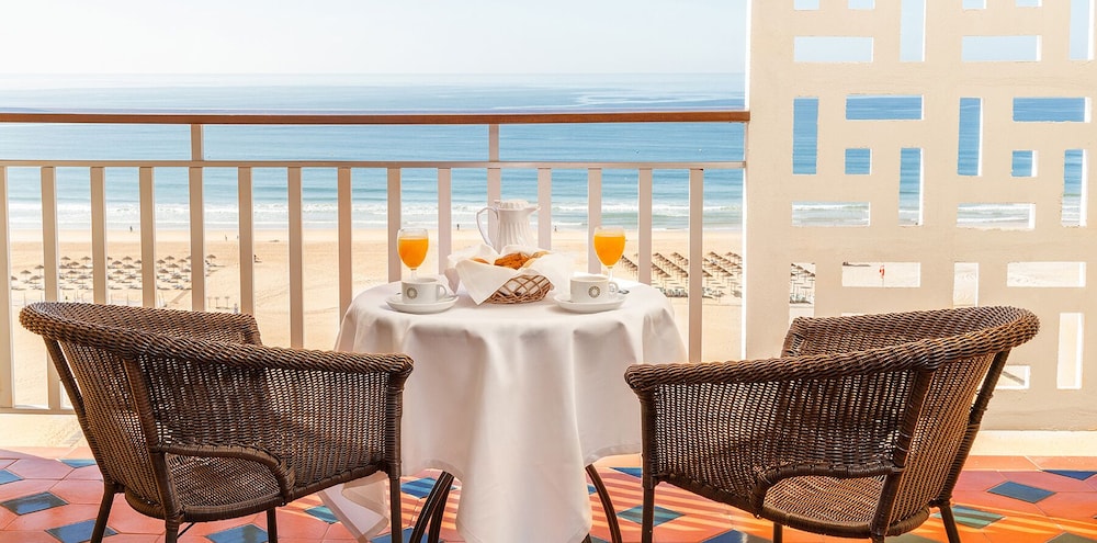 Hotel Algarve Casino — Beach in Portimão, Faro