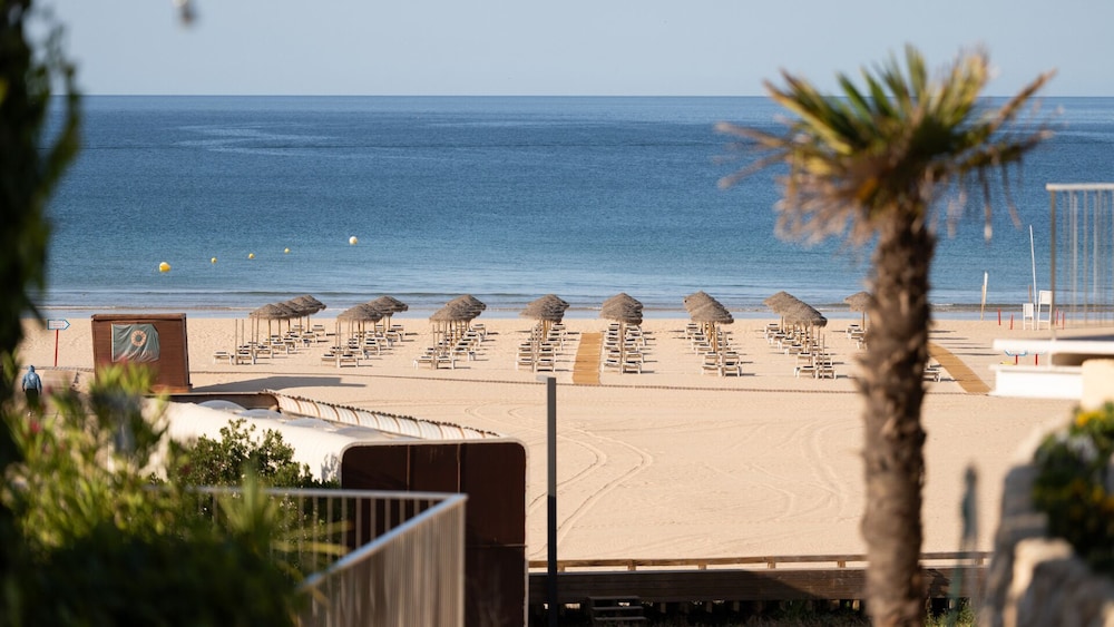 Hotel Algarve Casino — Beach in Portimão, Faro