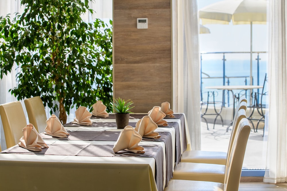 Azalia Hotel Balneo & SPA — Restaurant & bars in Varna, Varna Region