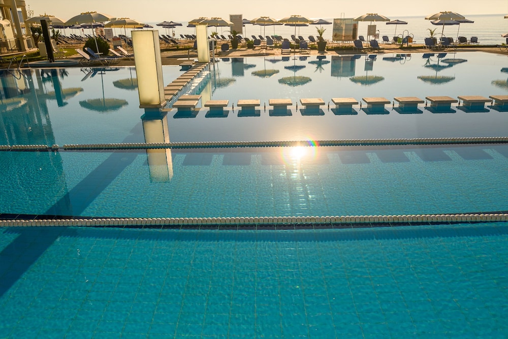 Azalia Hotel Balneo & SPA — Swimming pool in Varna, Varna Region