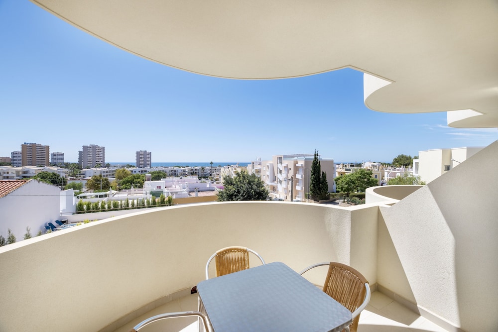 Alvormar Apartamentos Turísticos — Hotel rooms in Alvor, Faro