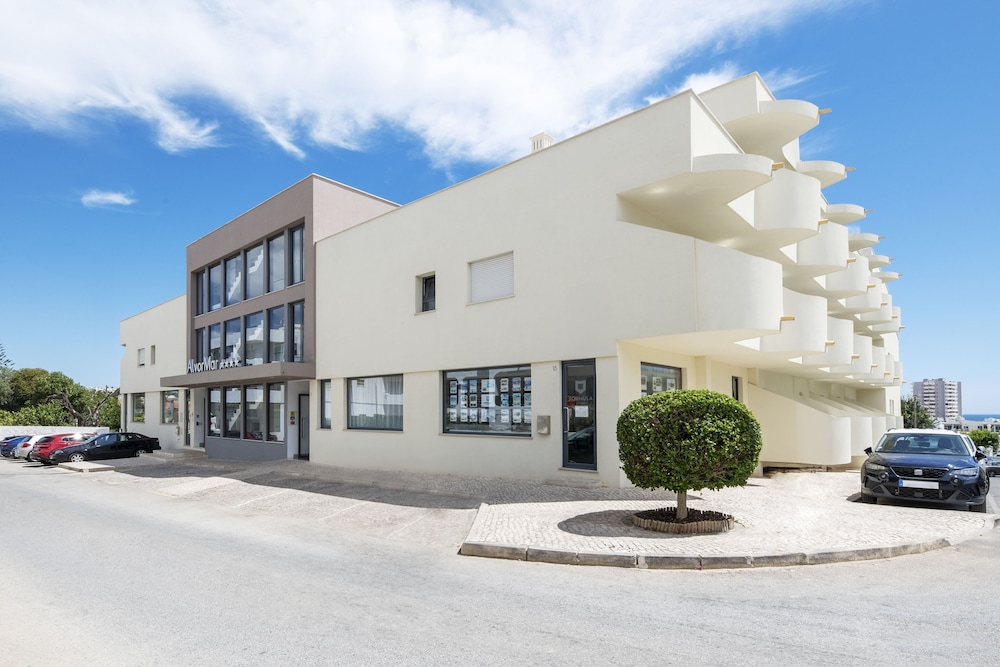 Alvormar Apartamentos Turísticos — Hotel building in Alvor, Faro