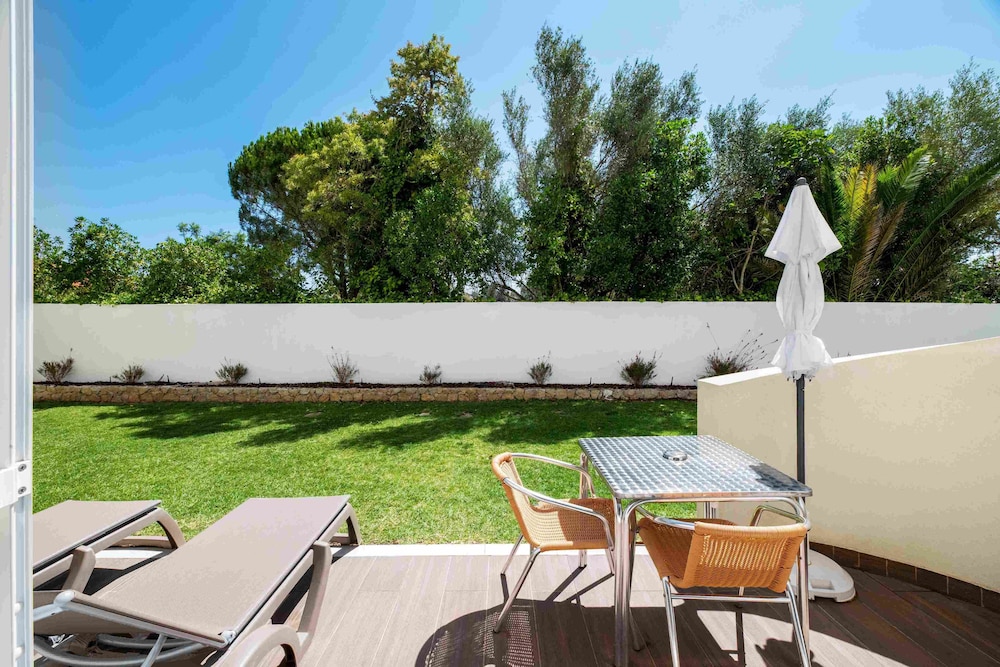 Alvormar Apartamentos Turísticos — Hotel building in Alvor, Faro