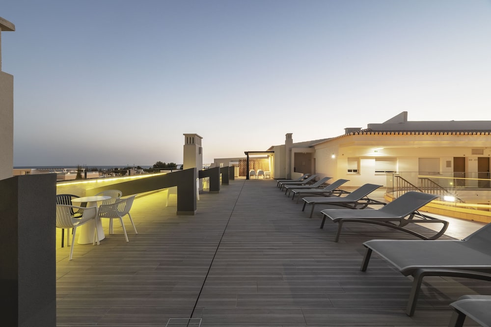 Alvormar Apartamentos Turísticos — Hotel building in Alvor, Faro