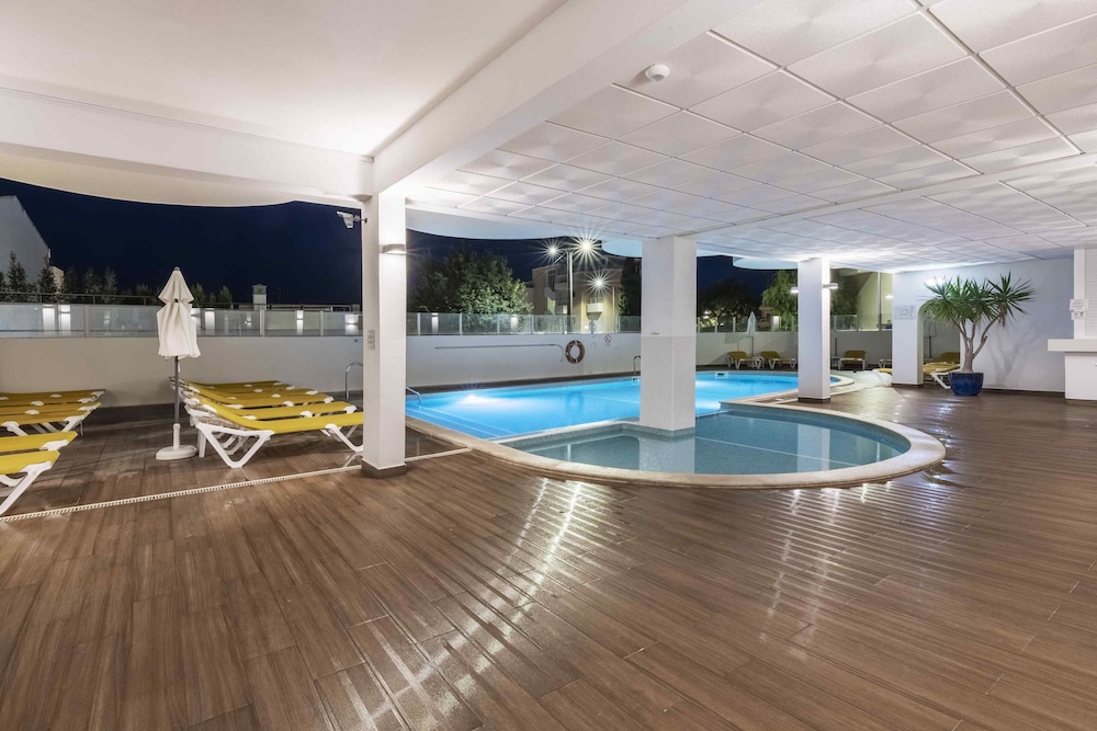 Alvormar Apartamentos Turísticos — Swimming pool in Alvor, Faro