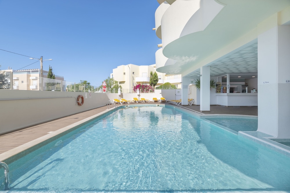Alvormar Apartamentos Turísticos — Swimming pool in Alvor, Faro