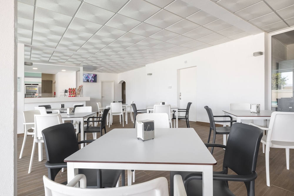 Alvormar Apartamentos Turísticos — Restaurant & bars in Alvor, Faro