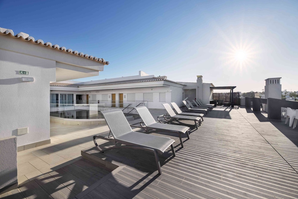 Alvormar Apartamentos Turísticos — Hotel building in Alvor, Faro