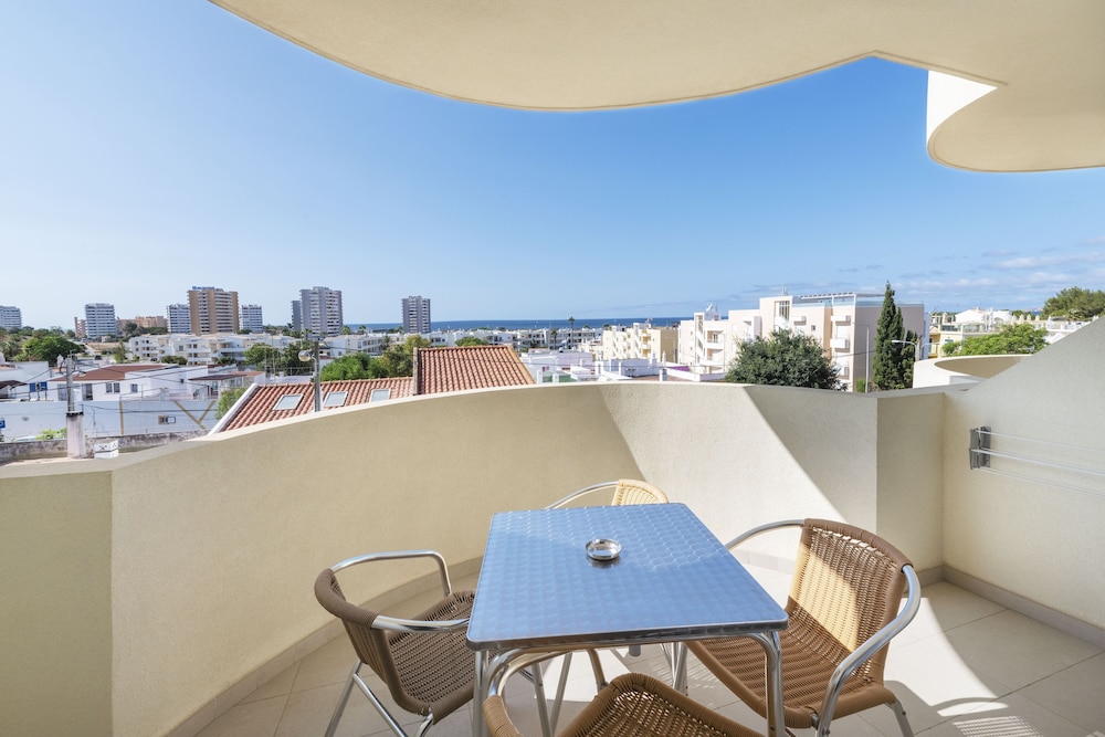 Alvormar Apartamentos Turísticos — Hotel rooms in Alvor, Faro