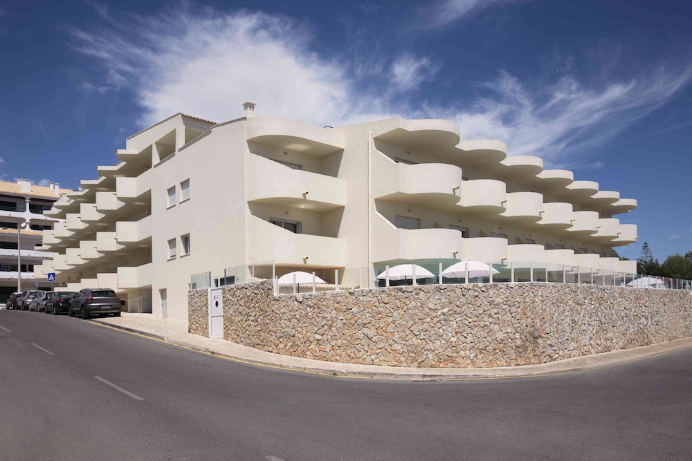 Alvormar Apartamentos Turísticos — Hotel building in Alvor, Faro