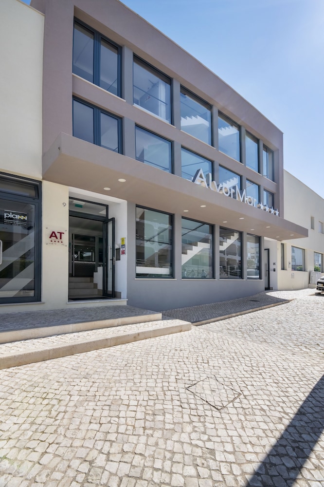 Alvormar Apartamentos Turísticos — Hotel building in Alvor, Faro