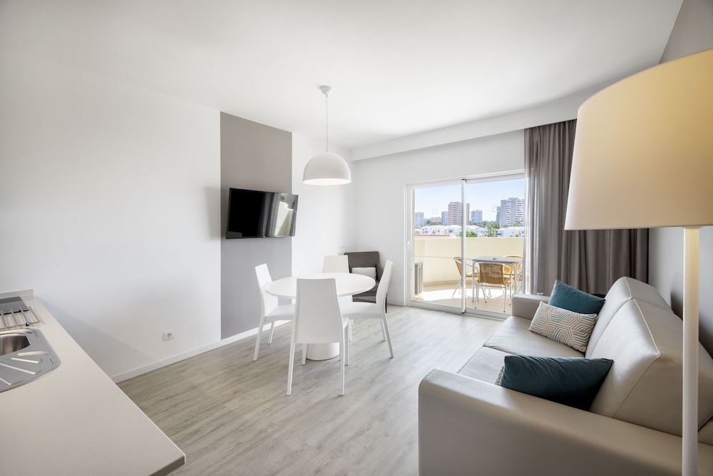 Alvormar Apartamentos Turísticos — Hotel rooms in Alvor, Faro