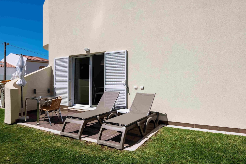 Alvormar Apartamentos Turísticos — Hotel building in Alvor, Faro