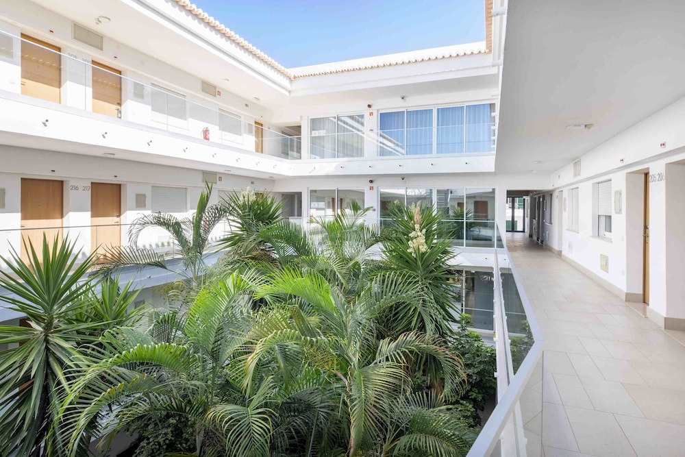 Alvormar Apartamentos Turísticos — Hotel building in Alvor, Faro