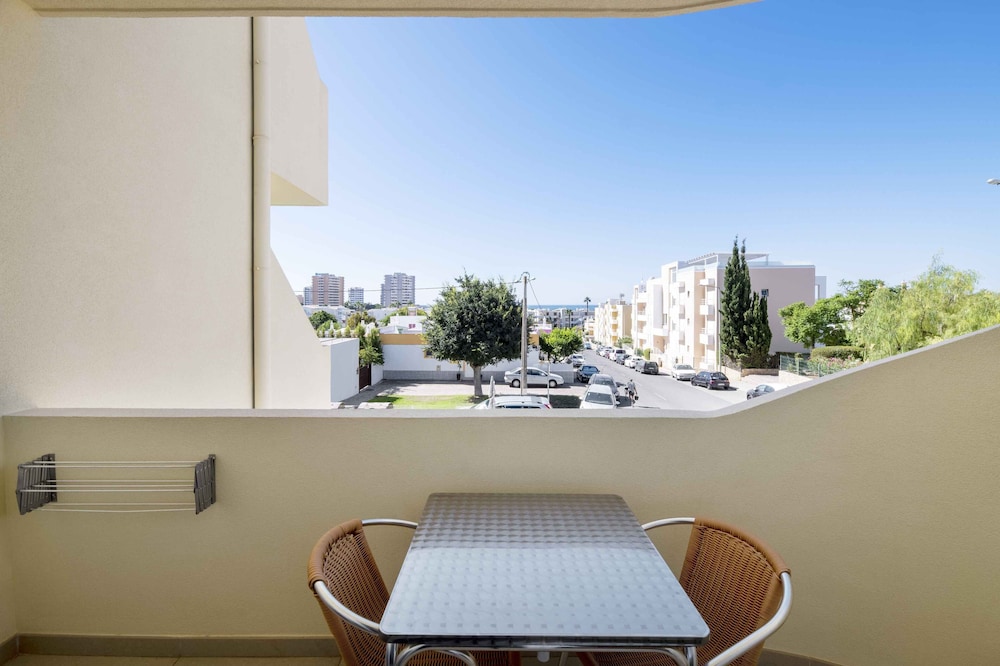 Alvormar Apartamentos Turísticos — Hotel rooms in Alvor, Faro