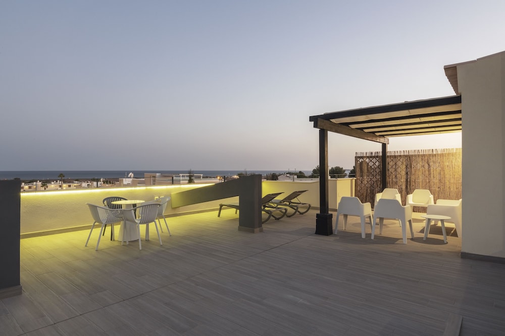 Alvormar Apartamentos Turísticos — Hotel building in Alvor, Faro