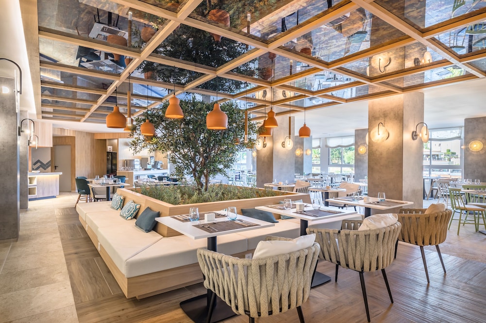 Barceló Ponent Beach — Restaurant & bars in Cala d´Or, Balearic Islands