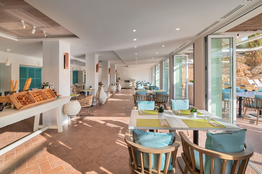 Barceló Ponent Beach — Restaurant & bars in Cala d´Or, Balearic Islands