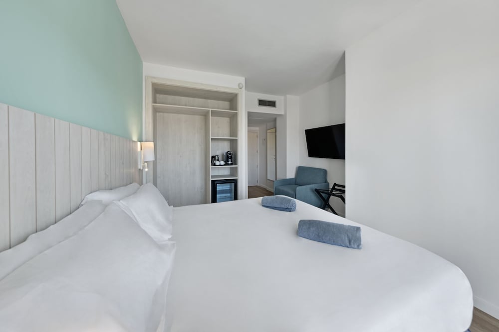 Barceló Ponent Beach — Hotel rooms in Cala d´Or, Balearic Islands