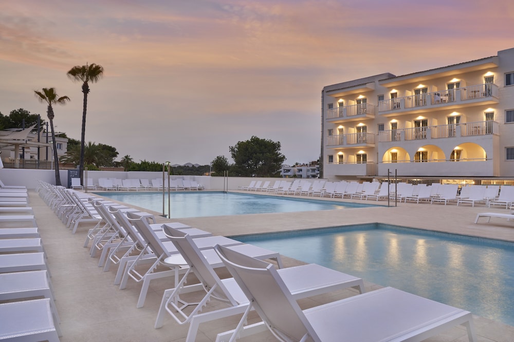 Barceló Ponent Beach — Swimming pool in Cala d´Or, Balearic Islands