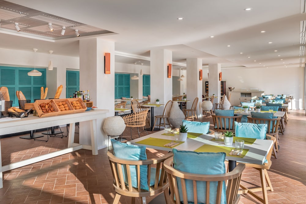 Barceló Ponent Beach — Restaurant & bars in Cala d´Or, Balearic Islands