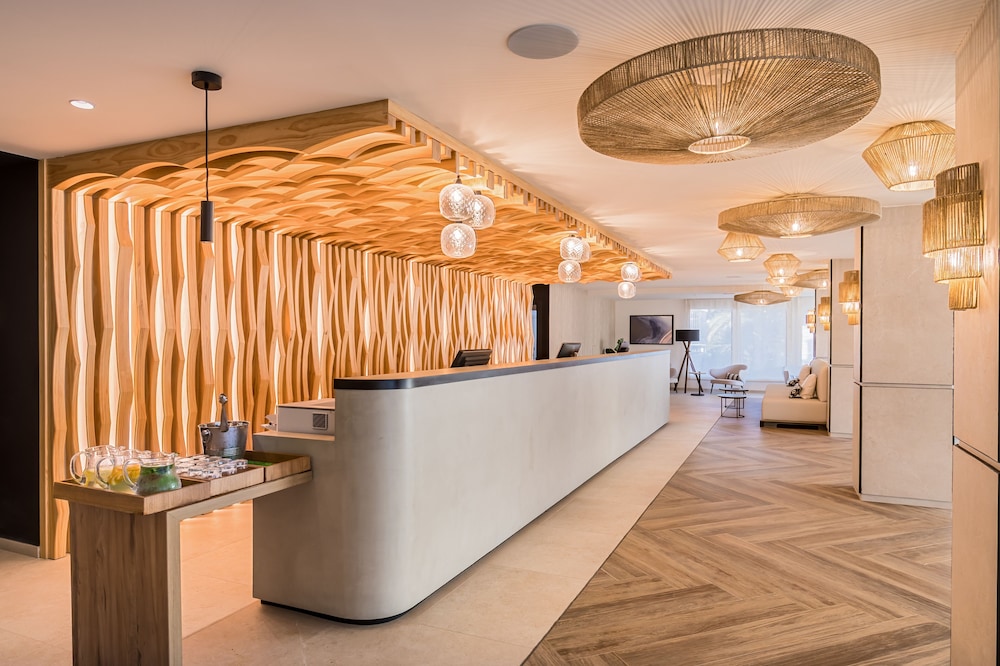 Barceló Ponent Beach — Hotel building in Cala d´Or, Balearic Islands