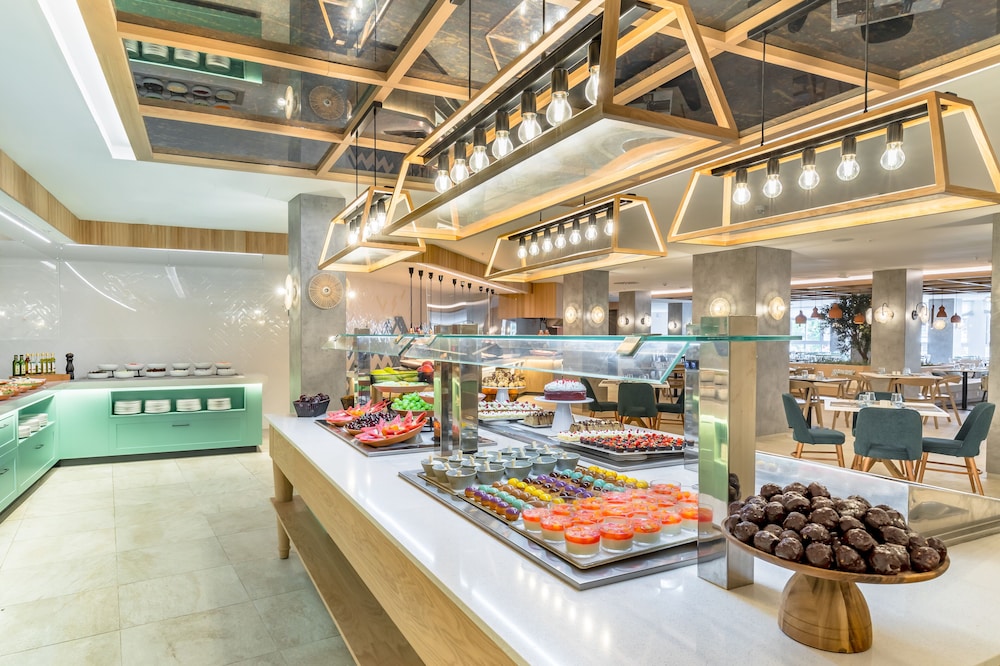 Barceló Ponent Beach — Restaurant & bars in Cala d´Or, Balearic Islands