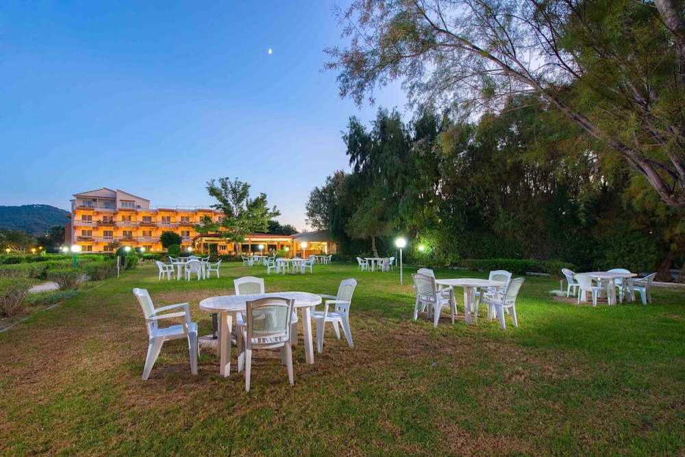 Bayside Hotel Katsaras — Hotel building in Kremasti, South Aegean