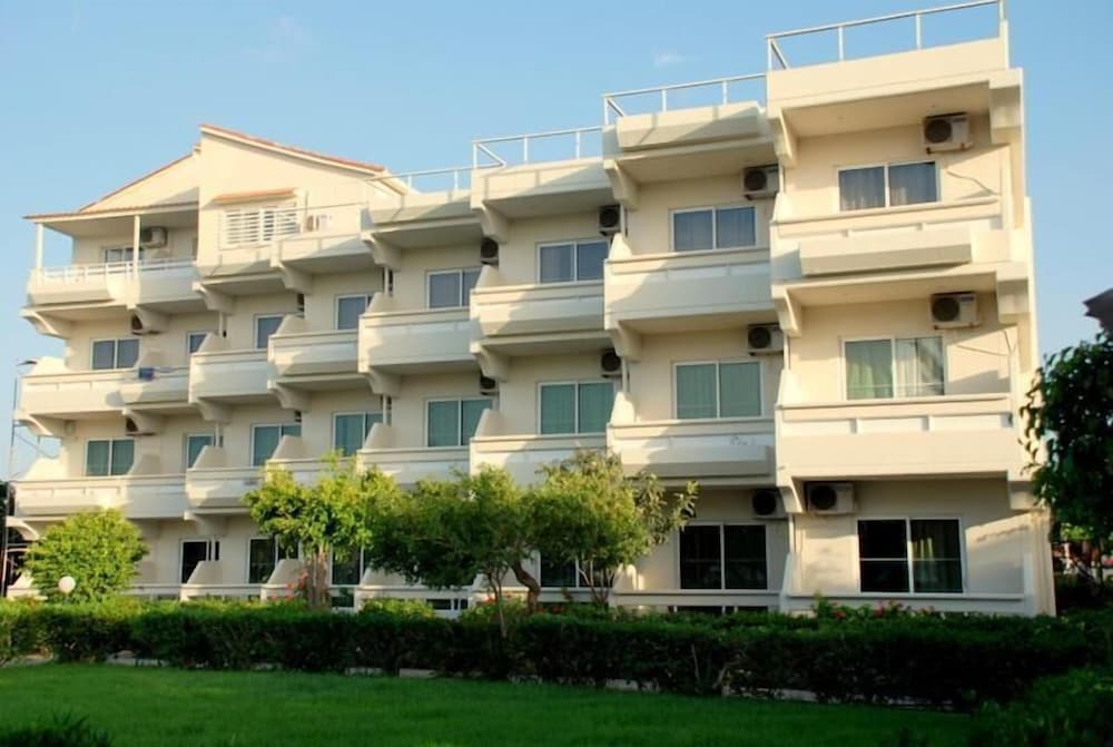Bayside Hotel Katsaras — Hotel building in Kremasti, South Aegean