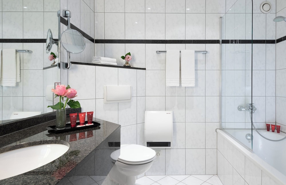 Leonardo Hotel Köln Bonn Airport — Hotel rooms in Cologne, North Rhine-Westphalia