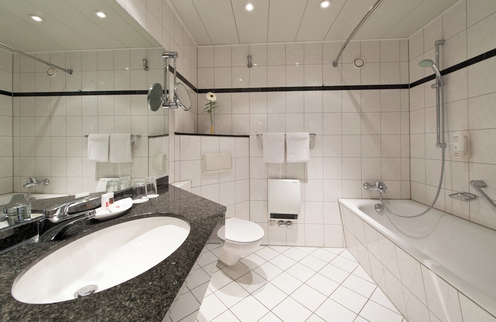 Leonardo Hotel Köln Bonn Airport — Hotel rooms in Cologne, North Rhine-Westphalia