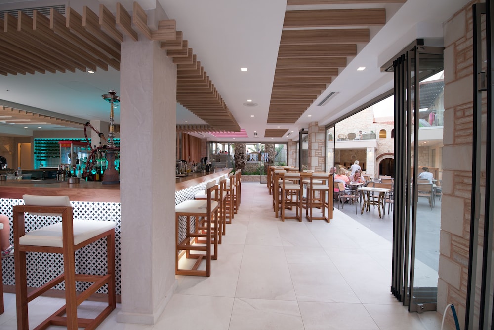 Cactus Beach Hotel — Restaurant & bars in Stalida
