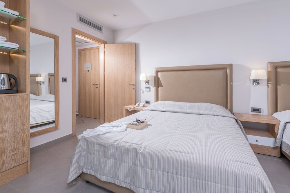 Cactus Beach Hotel — Hotel rooms in Stalida