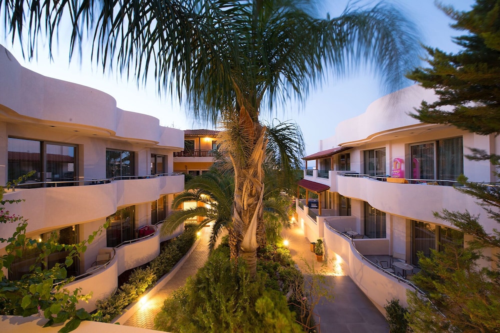 Cactus Beach Hotel — Hotel building in Stalida