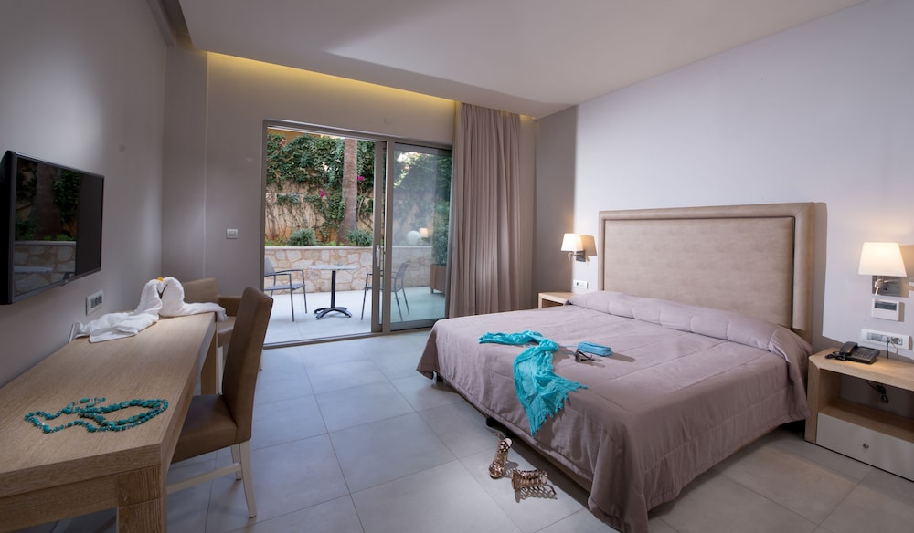 Cactus Beach Hotel — Hotel rooms in Stalida
