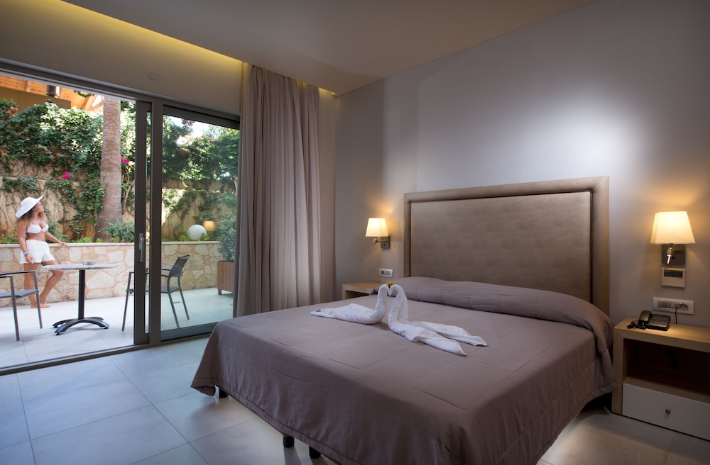 Cactus Beach Hotel — Hotel rooms in Stalida