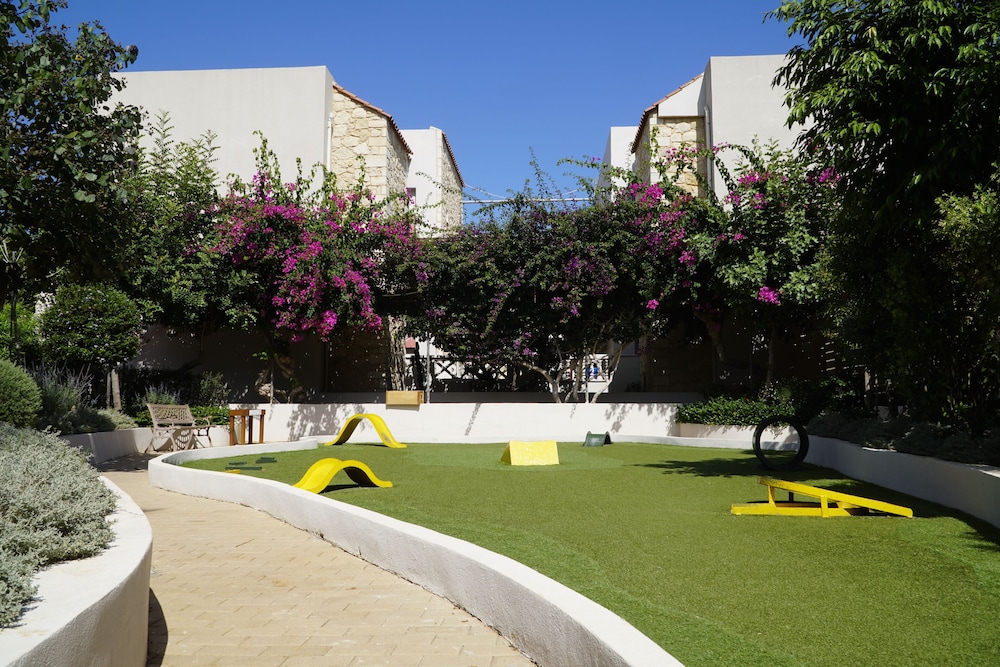Cactus Beach Hotel — Hotel building in Stalida