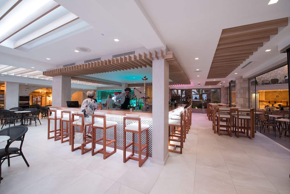 Cactus Beach Hotel — Restaurant & bars in Stalida