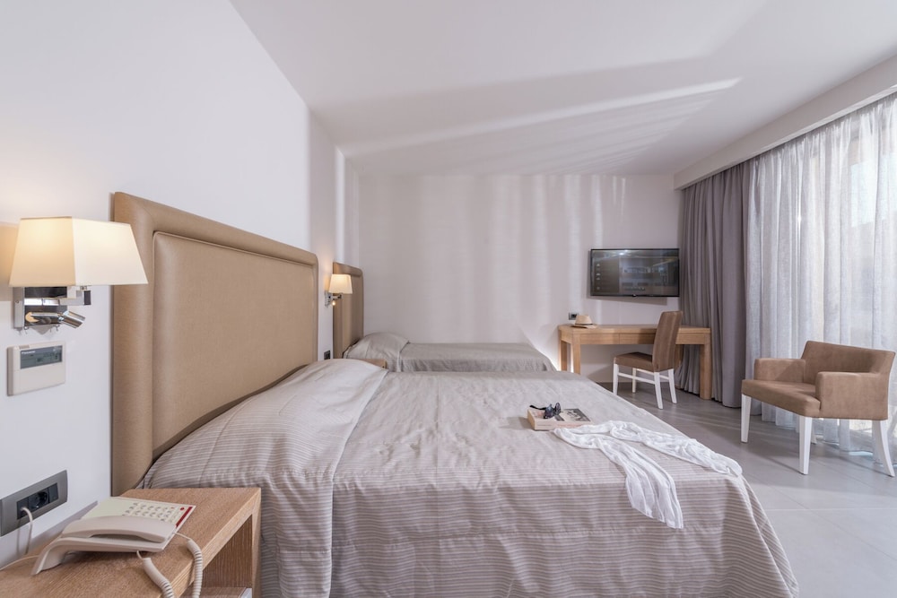 Cactus Beach Hotel — Hotel rooms in Stalida