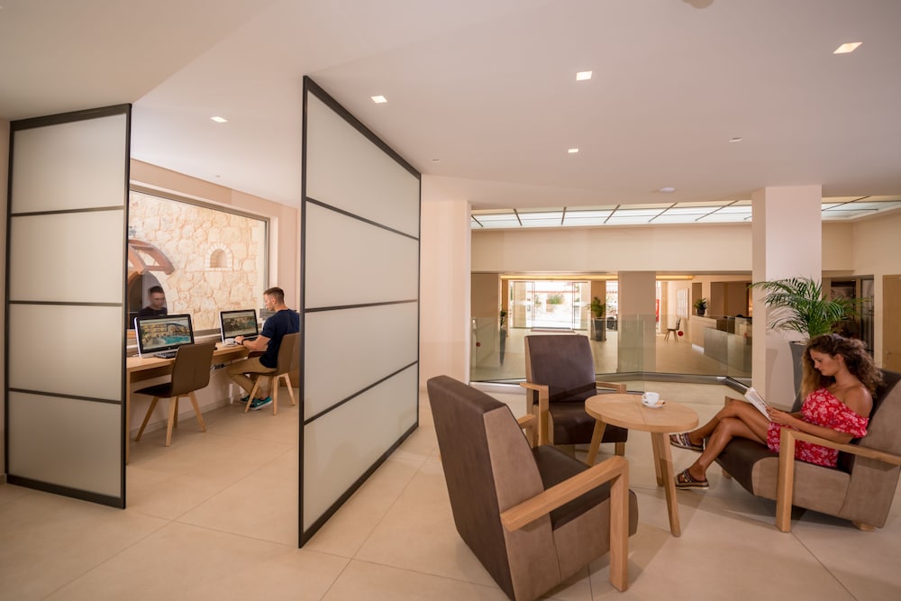 Cactus Beach Hotel — Hotel building in Stalida