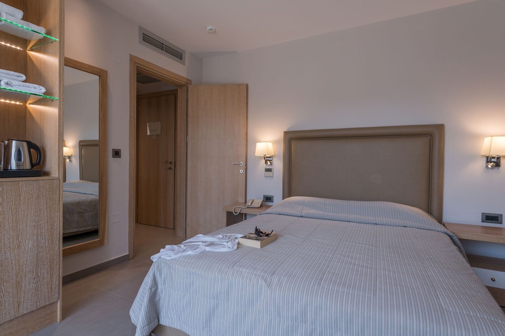 Cactus Beach Hotel — Hotel rooms in Stalida