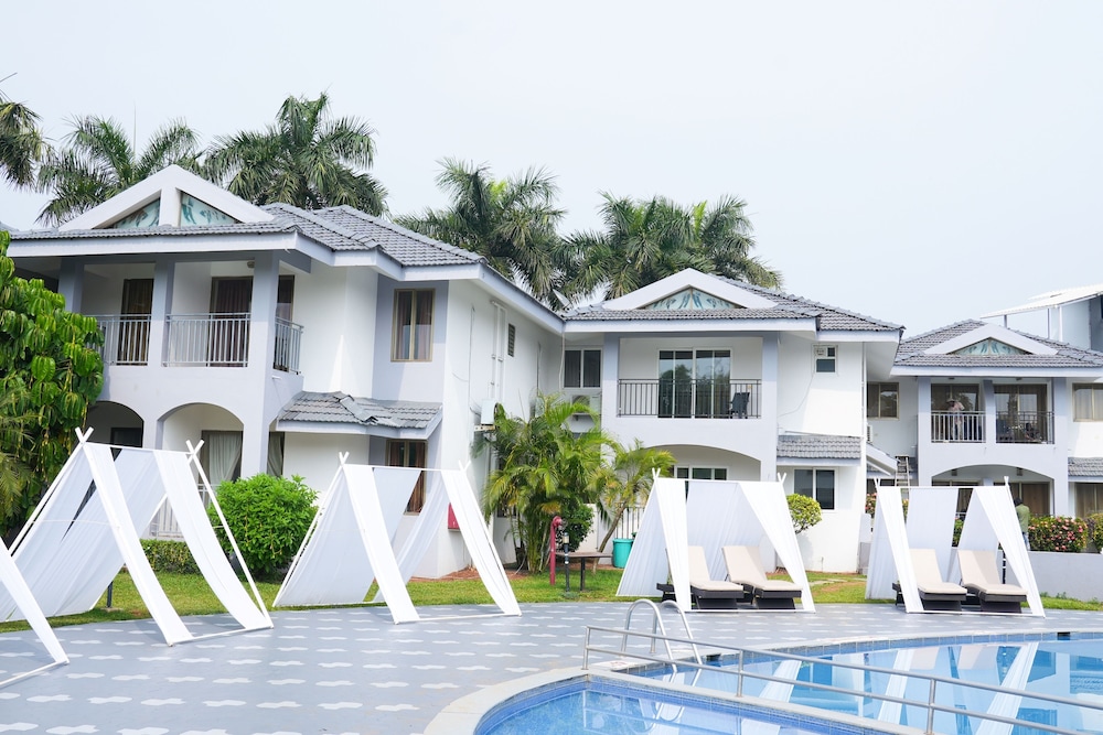 Regenta Baywatch Beach Resort, Goa — Hotel building in Colva, Goa