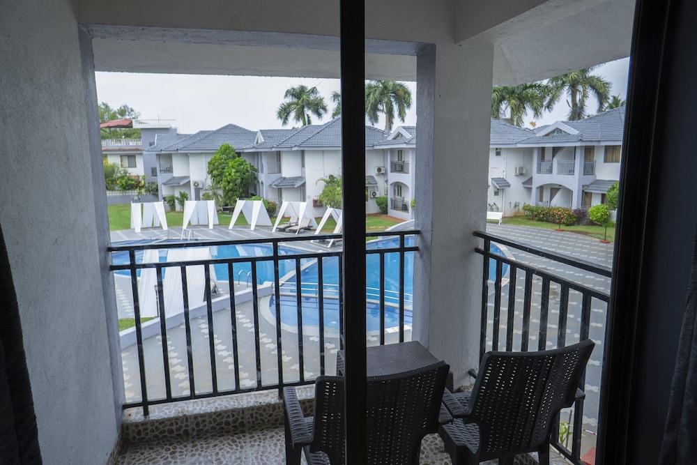Regenta Baywatch Beach Resort, Goa — Swimming pool in Colva, Goa