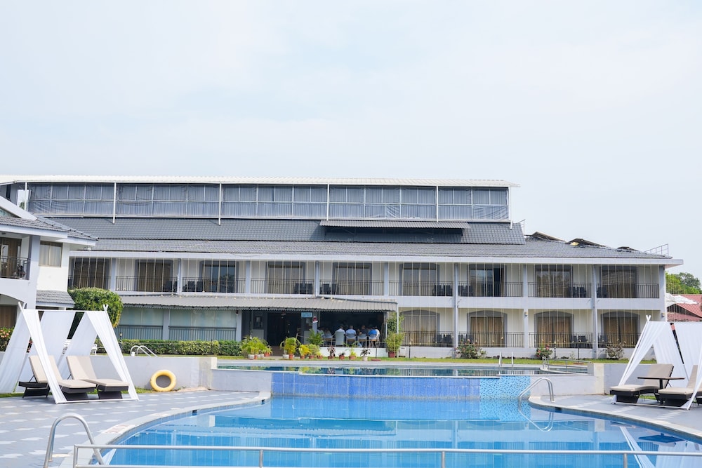 Regenta Baywatch Beach Resort, Goa — Hotel building in Colva, Goa
