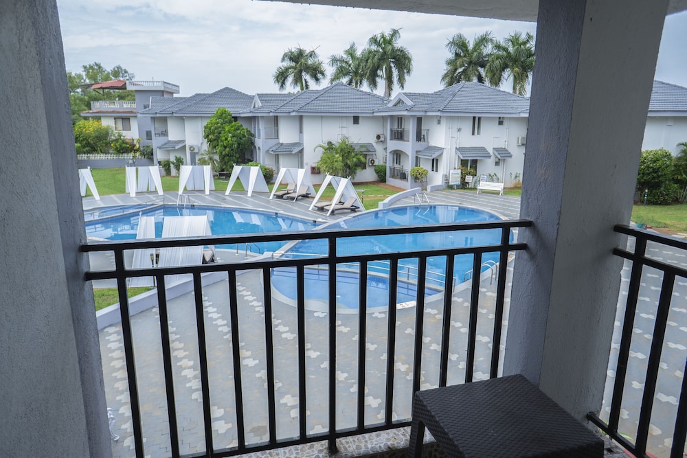 Regenta Baywatch Beach Resort, Goa — Swimming pool in Colva, Goa