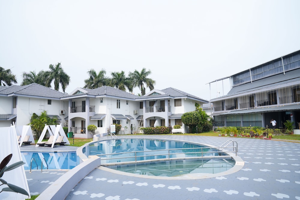 Regenta Baywatch Beach Resort, Goa — Swimming pool in Colva, Goa