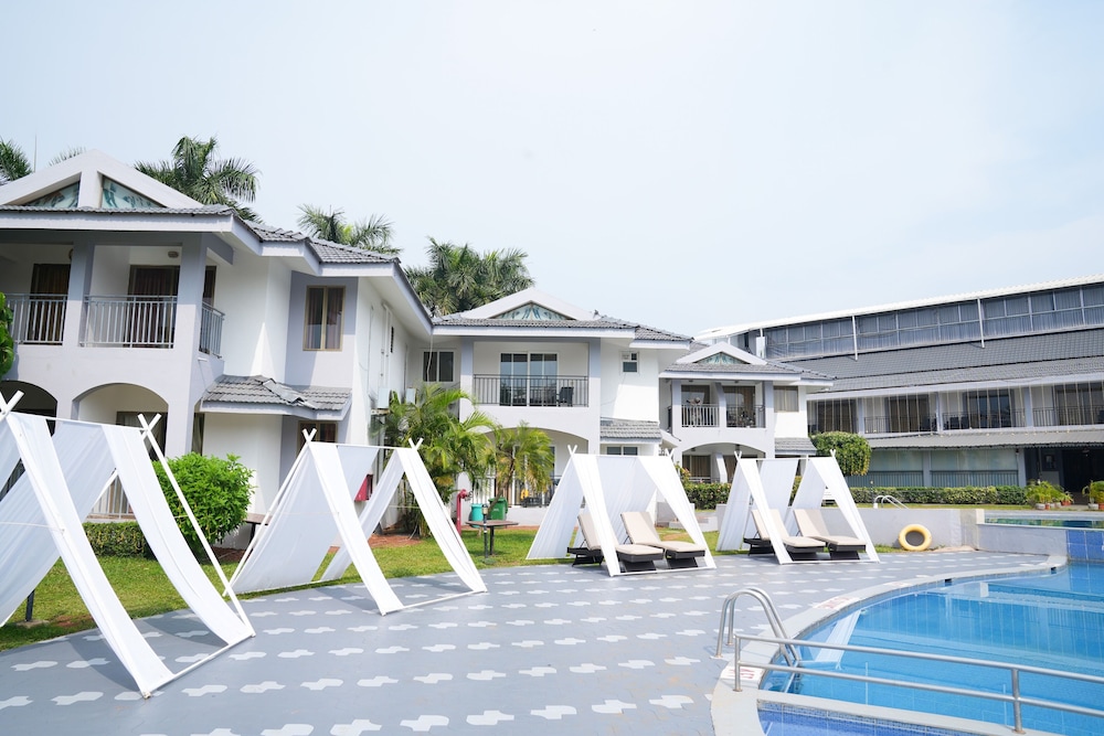 Regenta Baywatch Beach Resort, Goa — Hotel building in Colva, Goa