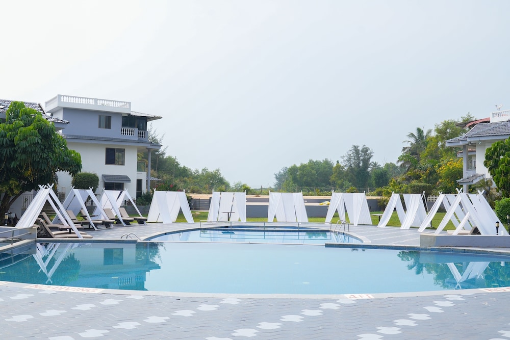 Regenta Baywatch Beach Resort, Goa — Swimming pool in Colva, Goa