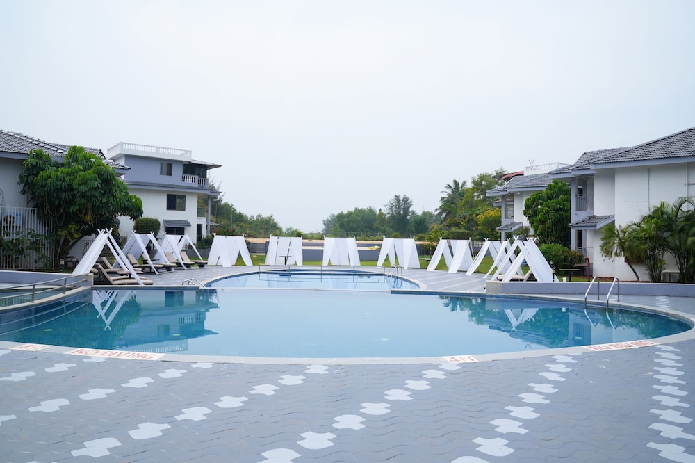 Regenta Baywatch Beach Resort, Goa — Swimming pool in Colva, Goa